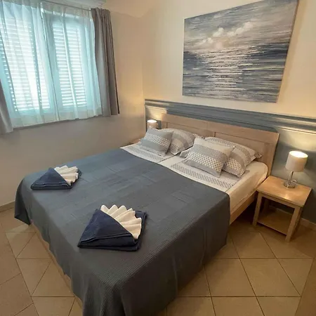 In Okrug Gornji With Two-bedrooms 2 Apartment